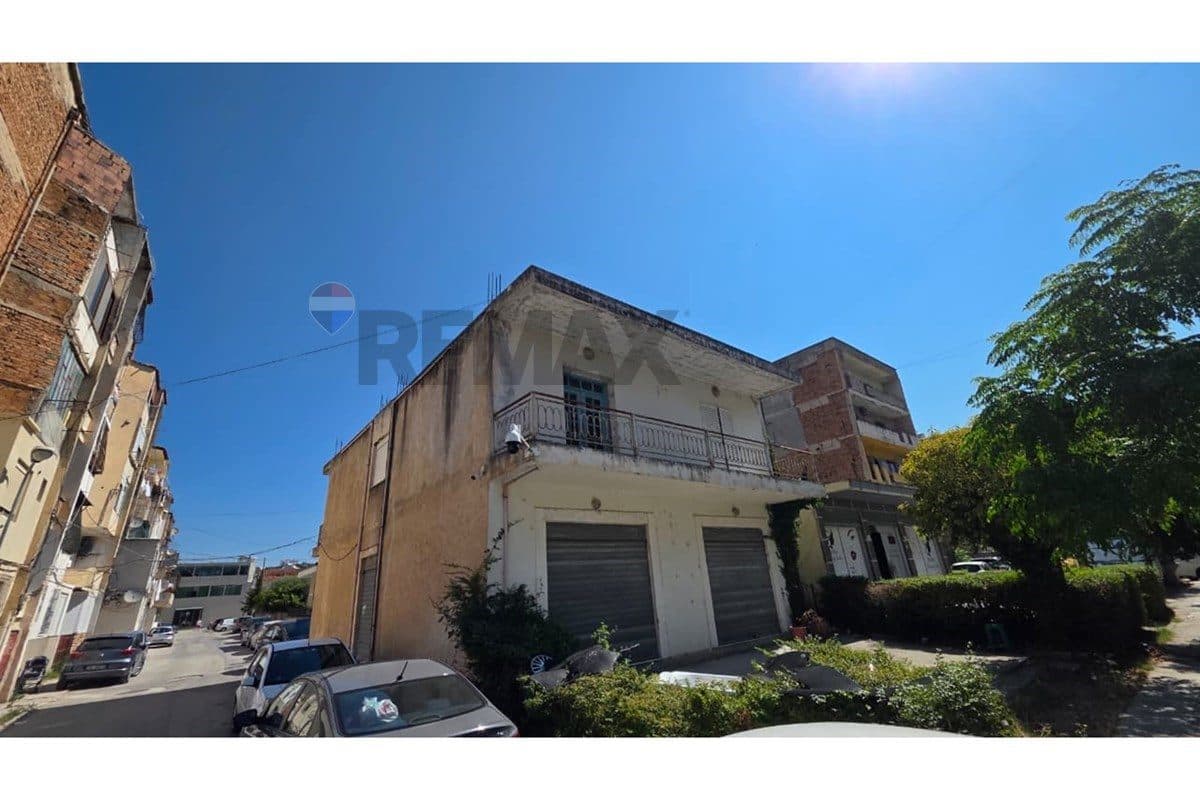 🏢 DYQAN NË SHITJE – RRUGA GJERGJ KASTRIOTI, VLORË