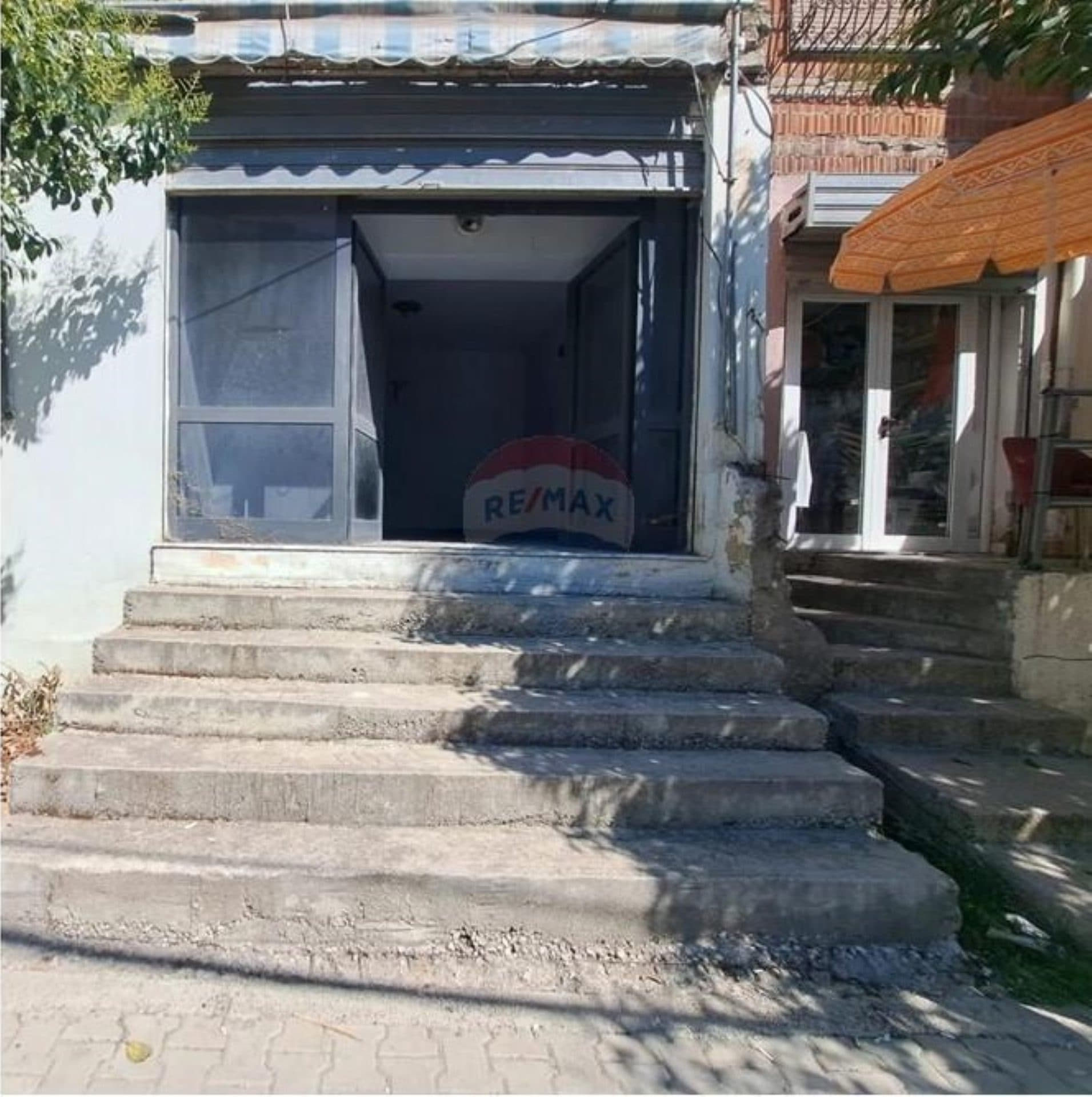 🏢 DYQAN PËR SHITJE NË RRUGËN ALI DEMI, VLORË