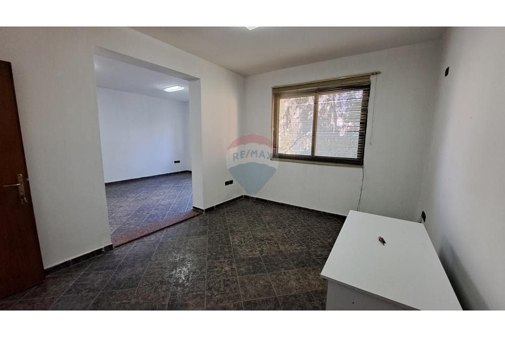 🏢 ZYRË PREMIUM ME QIRA – BULEVARDI ISMAIL QEMALI, VLORË 4