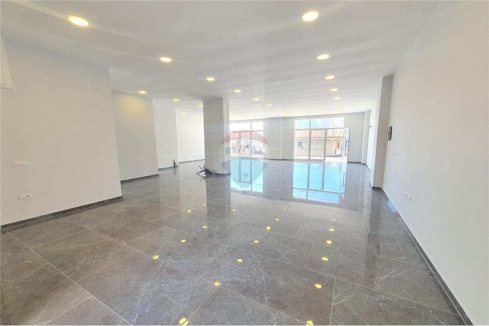 Dyqan - Për Qira - Qendër, Vlorë