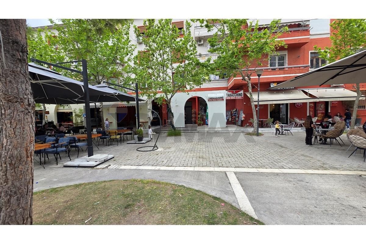 Dyqan - Në Shitje - Rruga Avni Rustemi, Vlorë