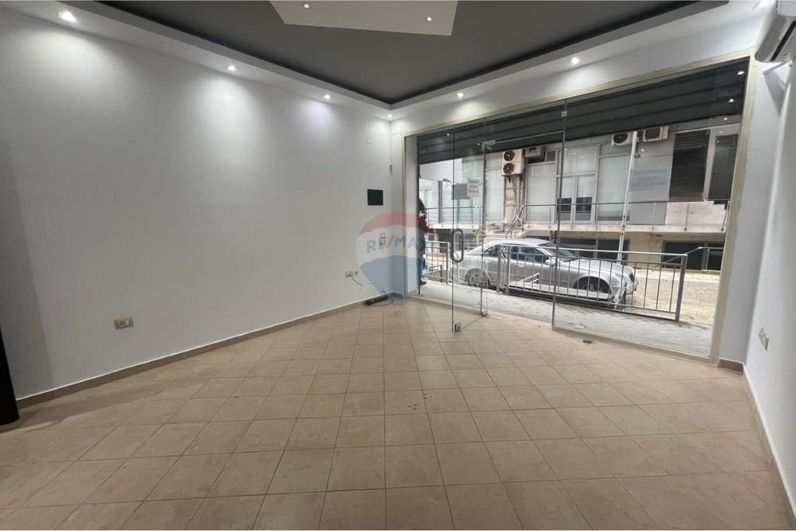 🏢 DYQAN ME QIRA – PRANË AMBULANCËS, VLORË