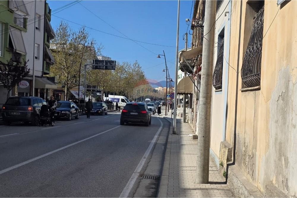 Dyqan - Për Qira - Rruga Ali Demi, Vlorë 2