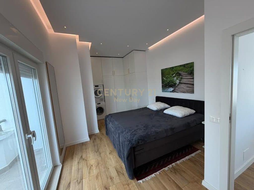 Ofrojmë një penthouse për shitje + 2 vende parkimi