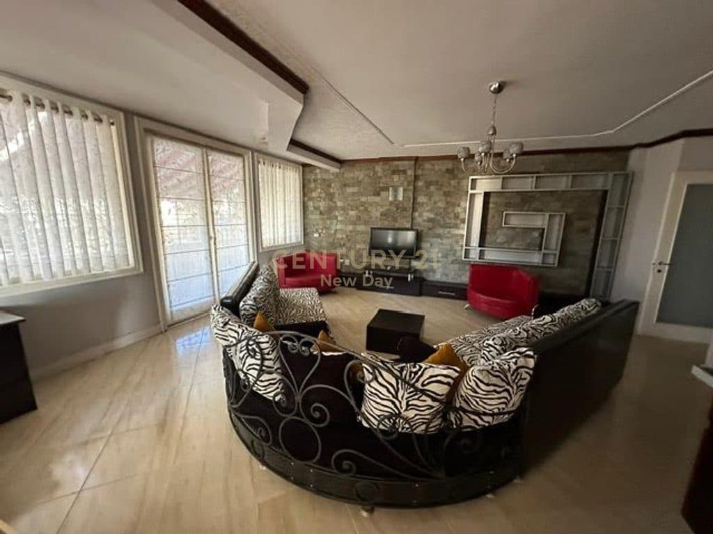 Shitet Apartament 2+1+2 , zona Mali Robit. 2