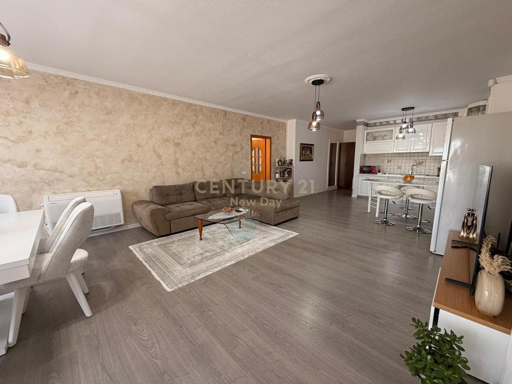 Apartament 3+1+2 Tualete + 2 Ballkone Me Qira në Qender te Durrësit - 1100€ | 150 m² 2