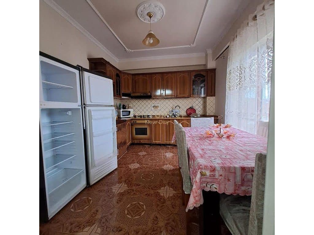 Jepet me qira apartament 3+1, kati 2 nje vile 2
