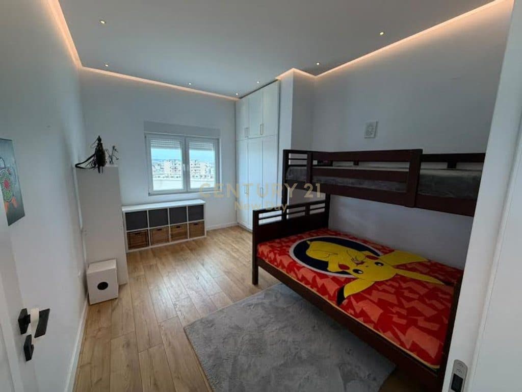 Ofrojmë një penthouse për shitje + 2 vende parkimi 3