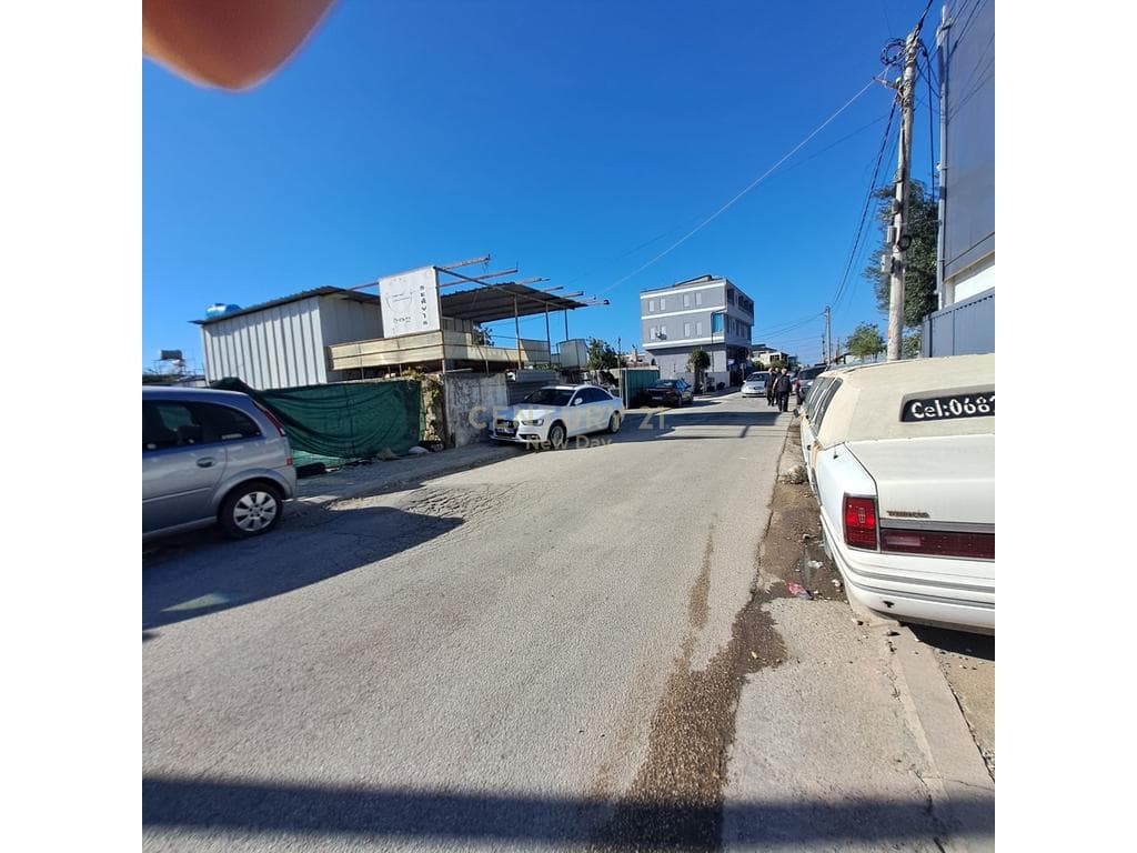 Truall dhe Kapanon në Shitje pranë Rrethrrotullimit Ish-Keneta, Shkozet 3