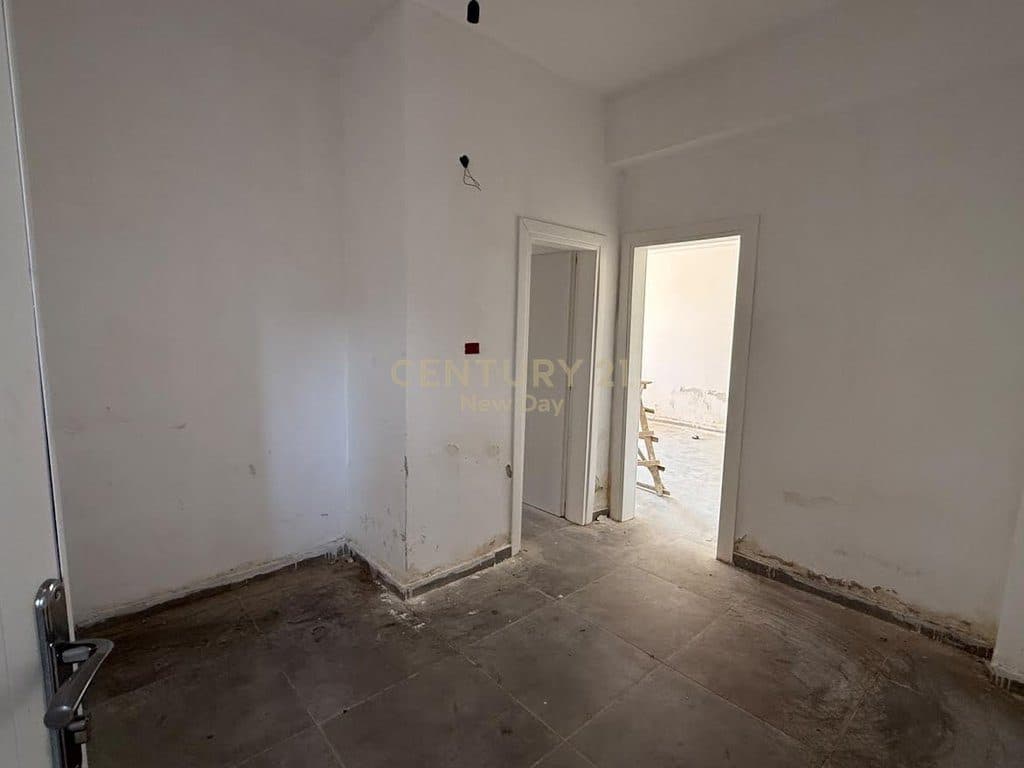 Ofrojme per shitje apartament 1+1 prane Stadiumit 3