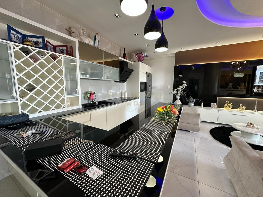 Shitet Apartament + Garazh me pamje deti Plazh, Durrës - 250,000€ 3