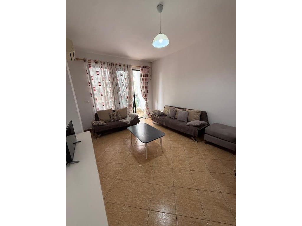Ofrojmë një apartament 2+1 për qira