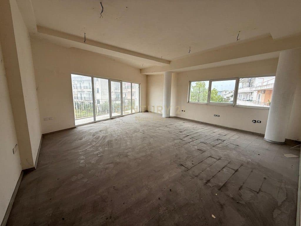 Jepet me Qira Godinë Multifunksionale ne Kenete Durrës 4000 Euro