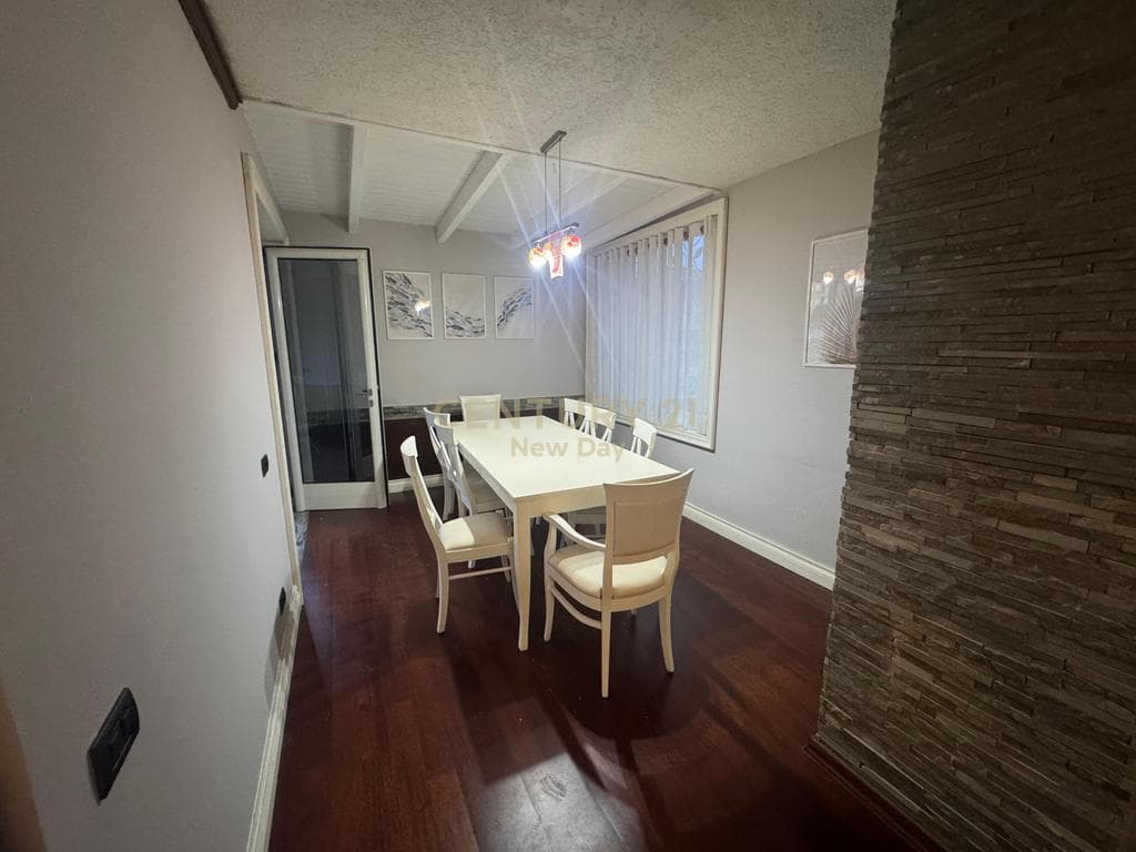 Shitet Apartament 2+1+2 , zona Mali Robit. 3
