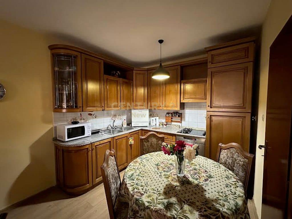 Apartament + garazhd me qira prane Shkolles 11 Janari. 4