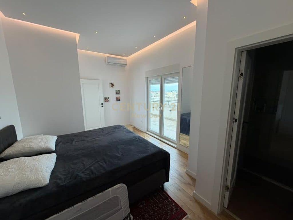 Ofrojmë një penthouse për shitje + 2 vende parkimi 2