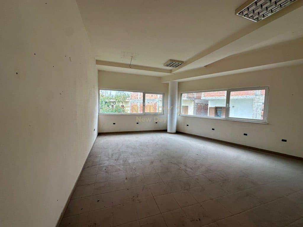 Jepet me Qira Godinë Multifunksionale ne Kenete Durrës 4000 Euro