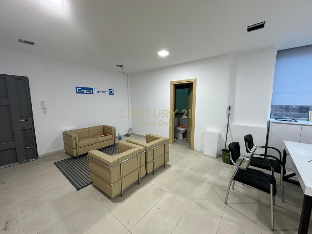 Ambjent Komercial Për Qira në Bulevardi Kryesor, Durrës - 800€ |86m² 2
