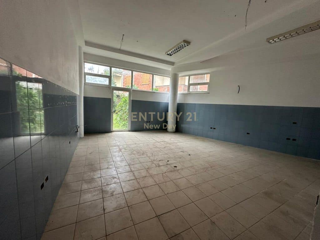 Jepet me Qira Godinë Multifunksionale ne Kenete Durrës 4000 Euro