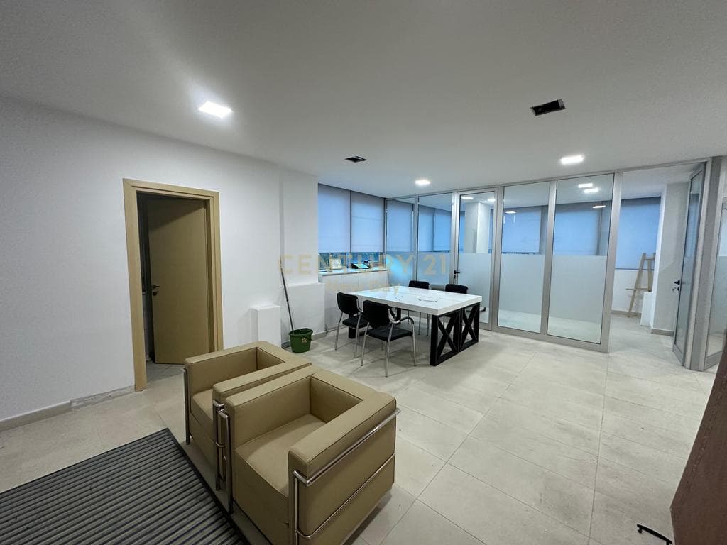 Ambjent Komercial Për Qira në Bulevardi Kryesor, Durrës - 800€ |86m² 3