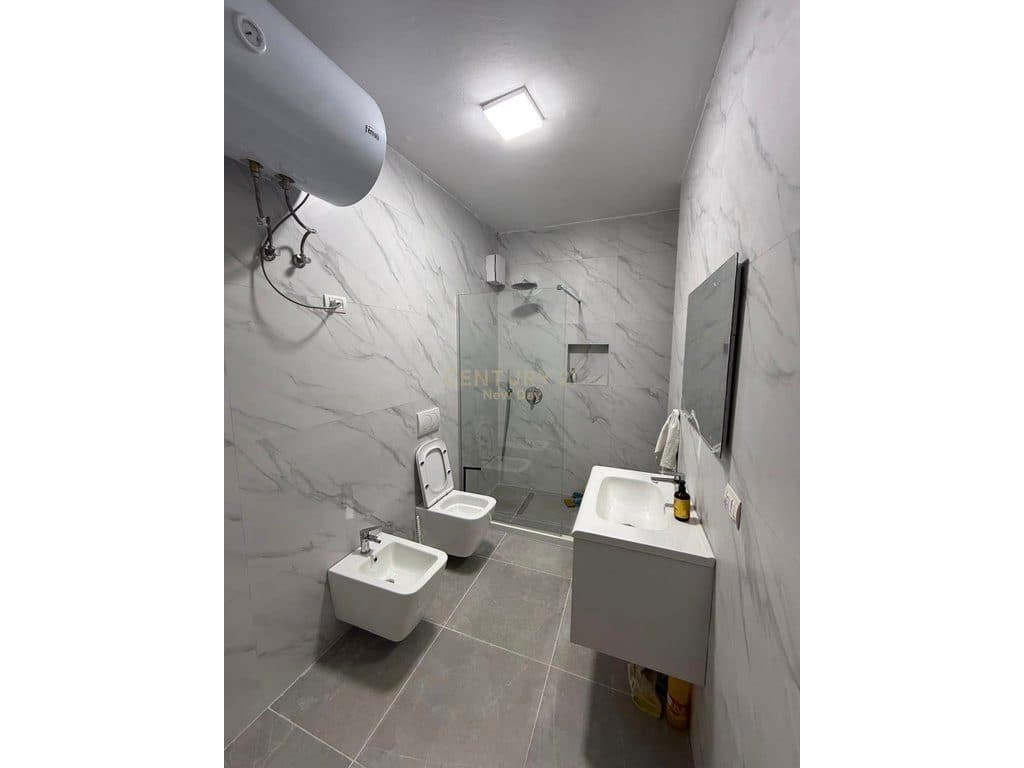 Apartament 2+1 me verande per qira ne Spitalle
