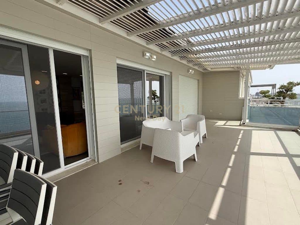 PENTHOUSE I VECANTE NË VIJËN E PARË ME DETIN NE SHKEMBIN E KAVAJES 4
