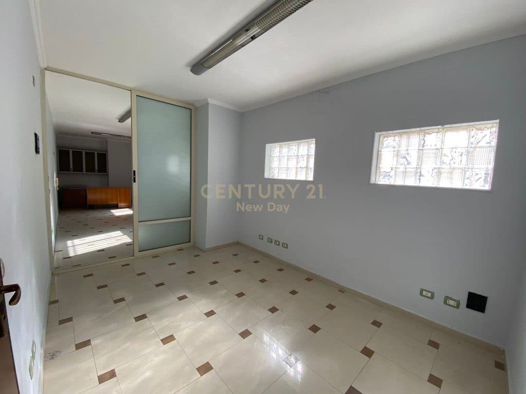 Zyrë me qira në qendër të Durrësit – 500€ / 45 m²