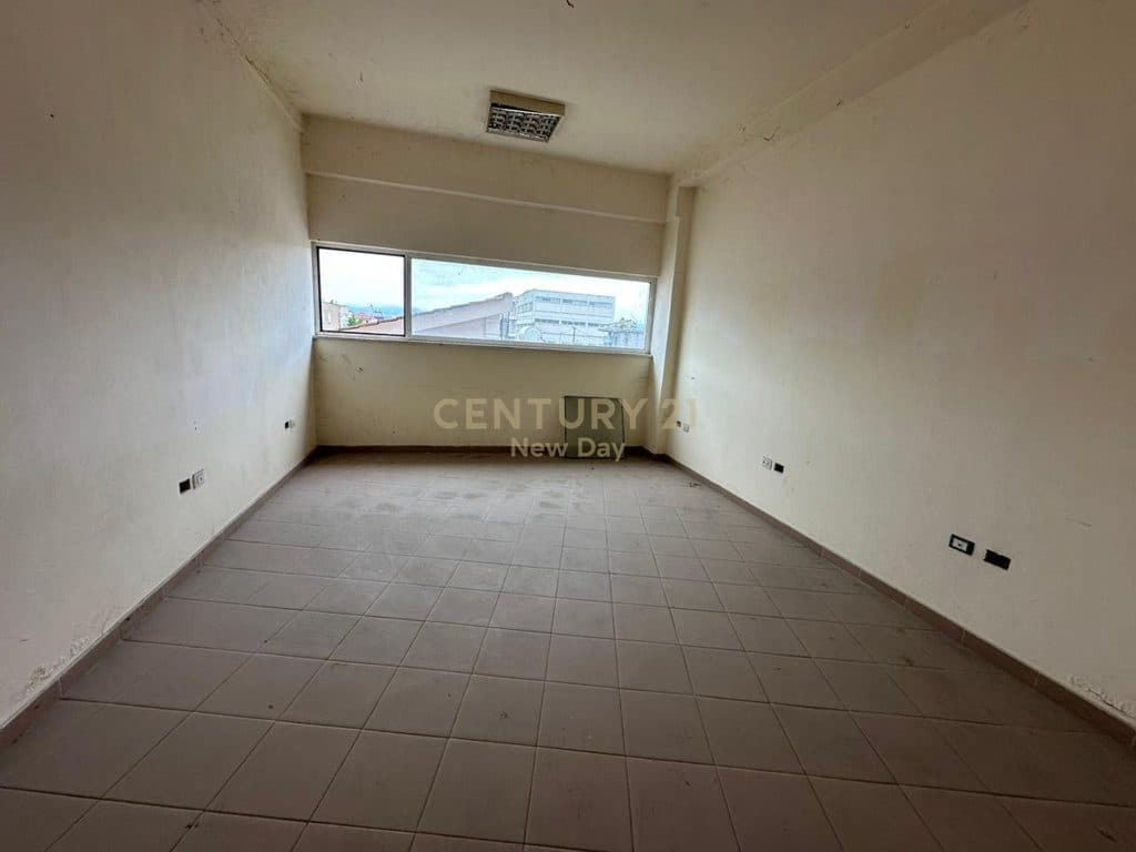 Jepet me Qira Godinë Multifunksionale ne Kenete Durrës 4000 Euro