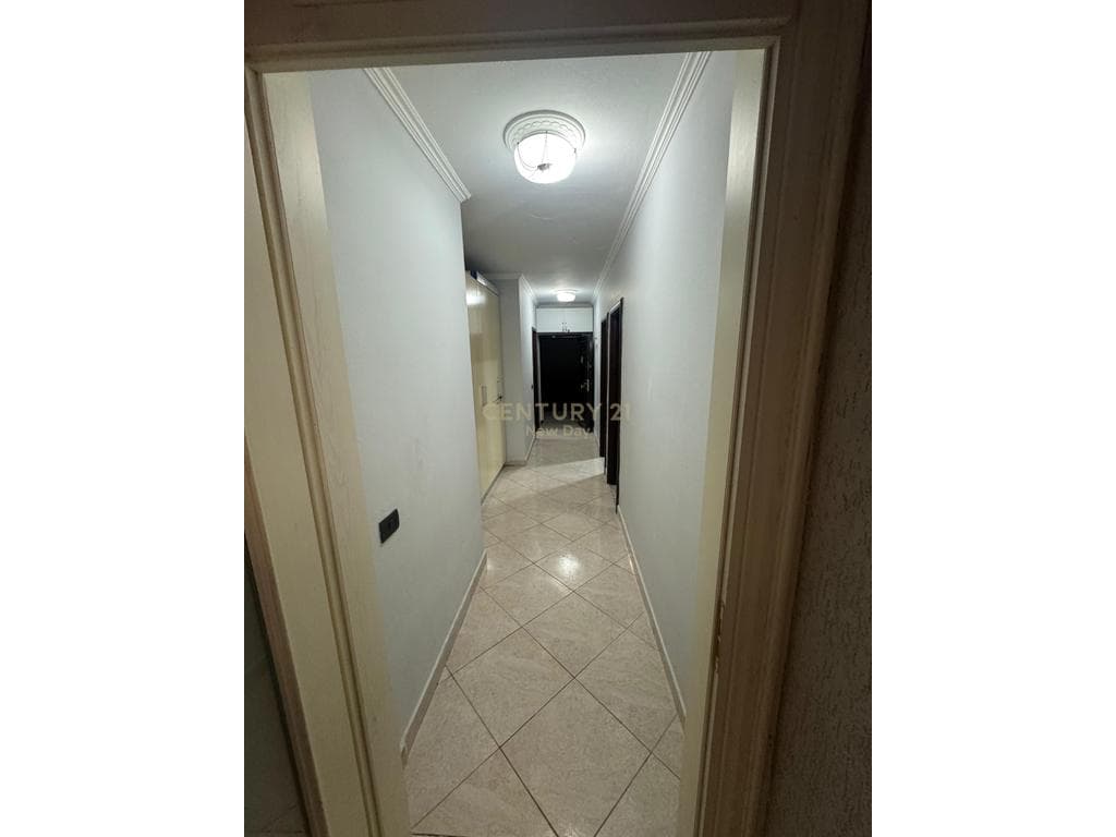Shitet Apartament 2+1+2 , zona Mali Robit.
