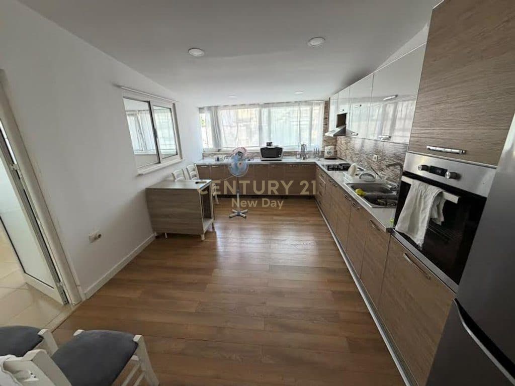 Apartament 2+1+2 për shitje pranë URT-së së Vjetër 4