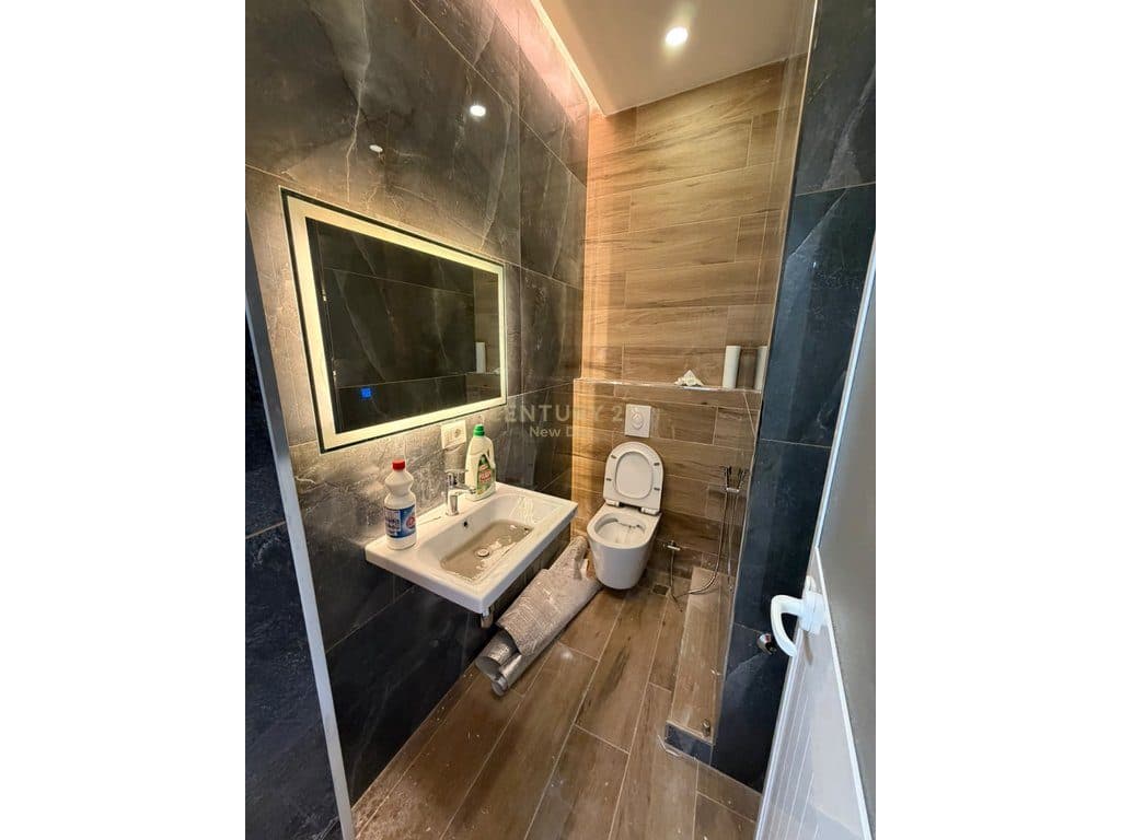 Ambjent Biznesi me Qera - Qender Durres (Pallati i Sportit) - 100m2 - €1100 4