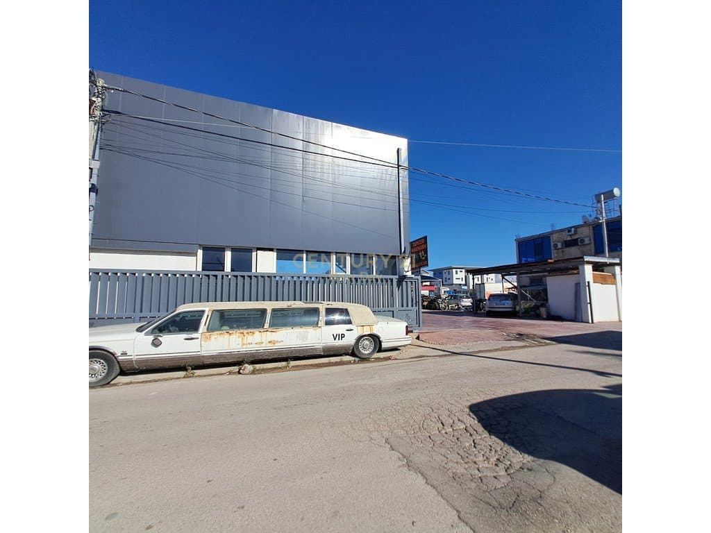 Truall dhe Kapanon në Shitje pranë Rrethrrotullimit Ish-Keneta, Shkozet 2