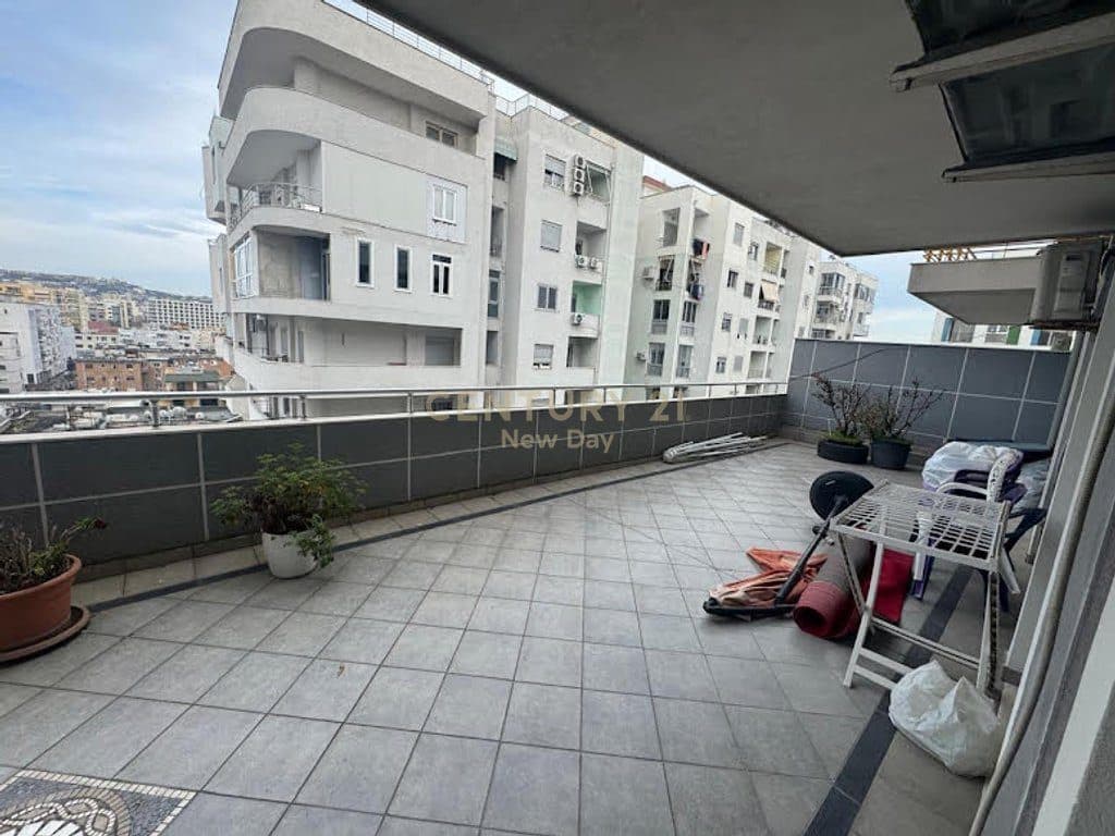 Shitet apartament 3+1+2 me verande. 3
