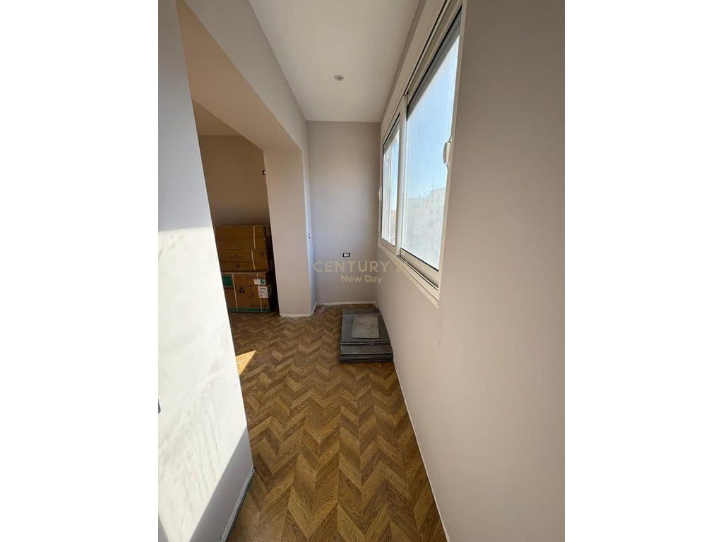 Shitet Apartament 2+1 prane Qendres Shendetesore lagjia 12. 4
