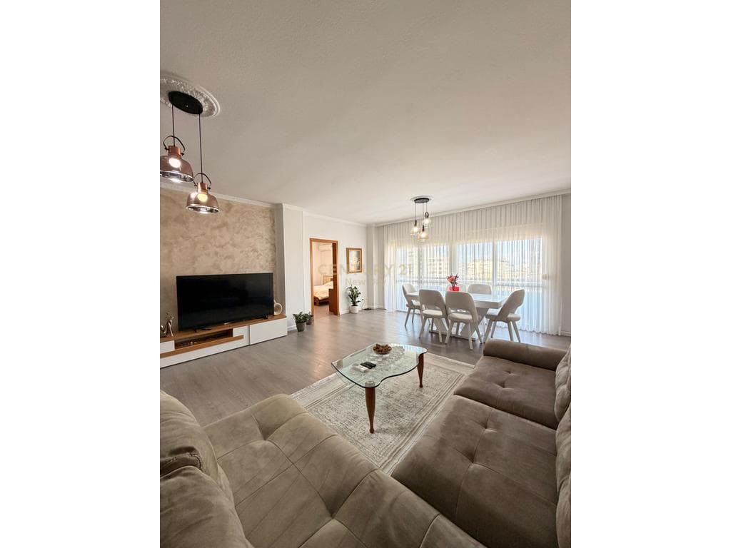 Apartament 3+1+2 Tualete + 2 Ballkone Me Qira në Qender te Durrësit - 1100€ | 150 m²