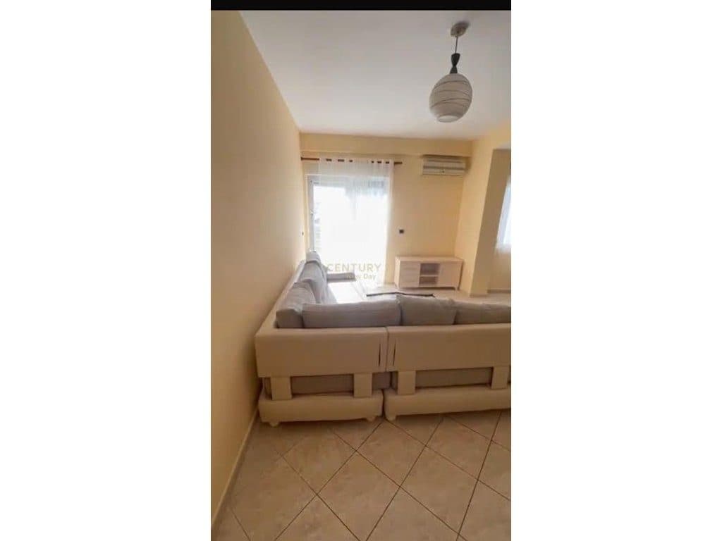 Jepet me qira apartament 1+1 STACIONI TRENIT, Durres 2