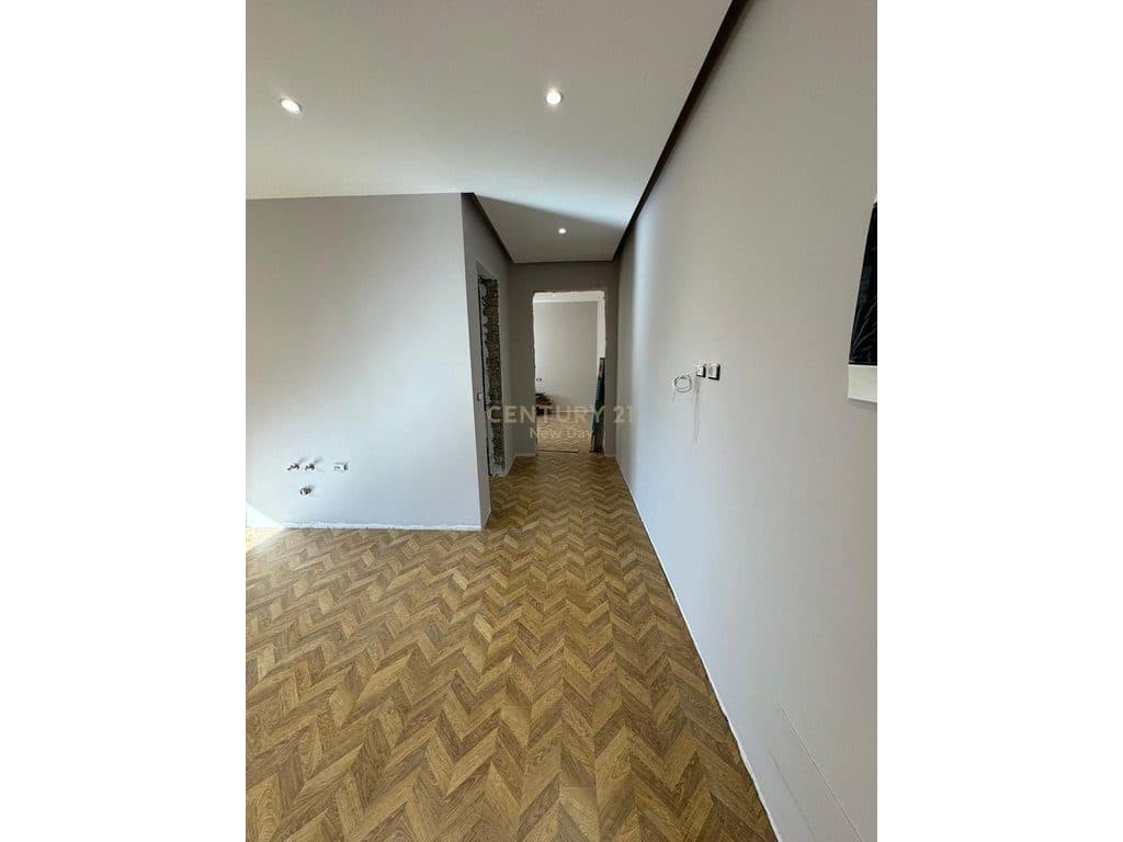 Shitet Apartament 2+1 prane Qendres Shendetesore lagjia 12. 3