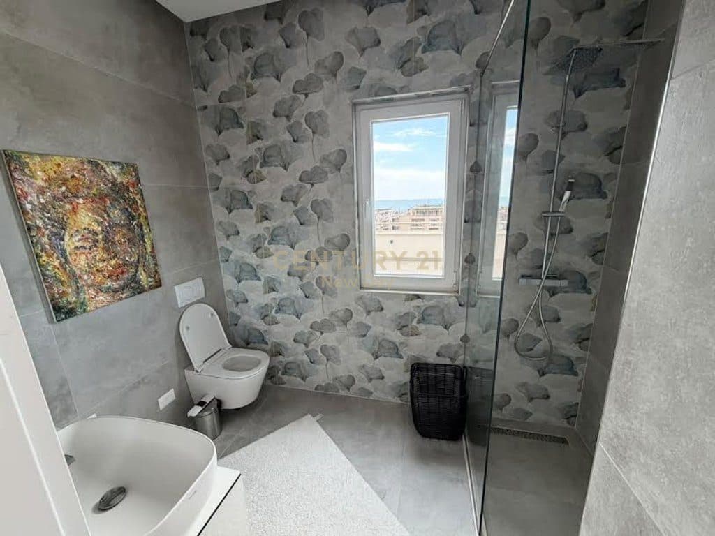 Ofrojmë një penthouse për shitje + 2 vende parkimi 4