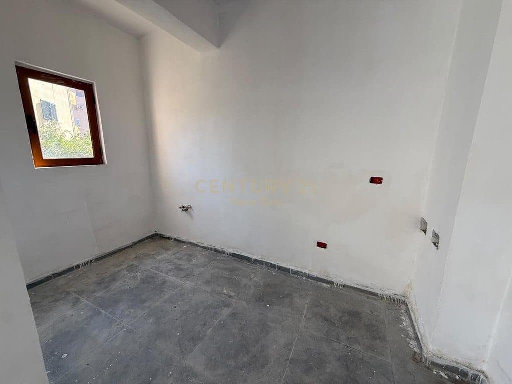 Ofrojme per shitje apartament 1+1 prane Stadiumit 2