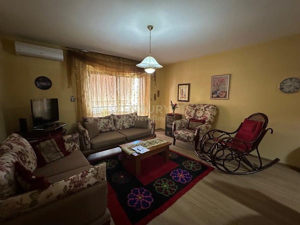 Apartament + garazhd me qira prane Shkolles 11 Janari. 3