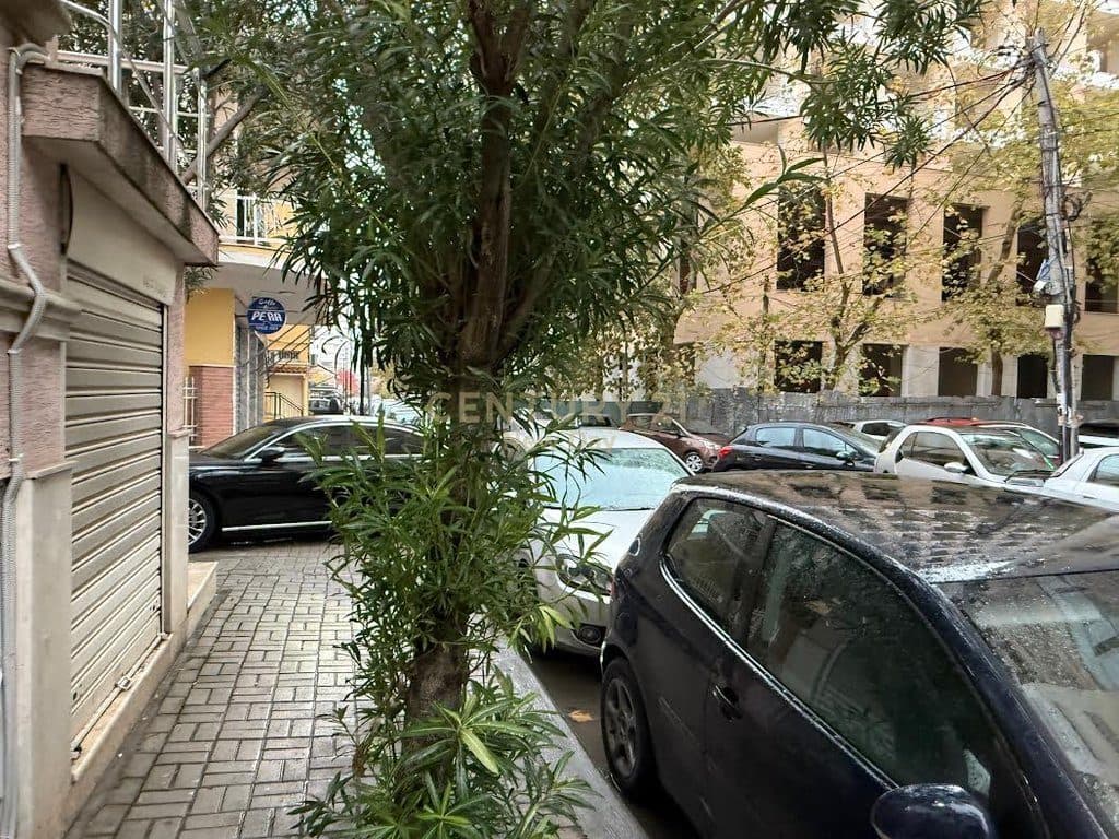 Dyqan per shitje tek Ish parku Sportiv 2