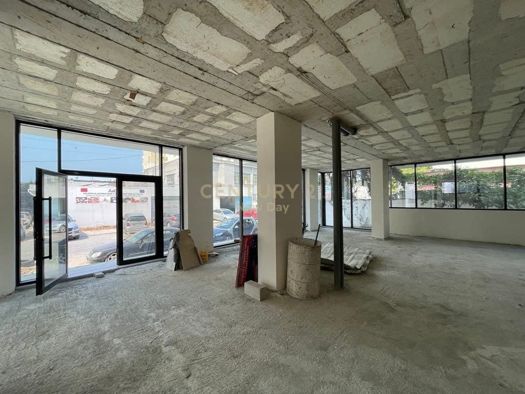 Jepet me qira ambient 350m2 prane tregut industrial ! 2