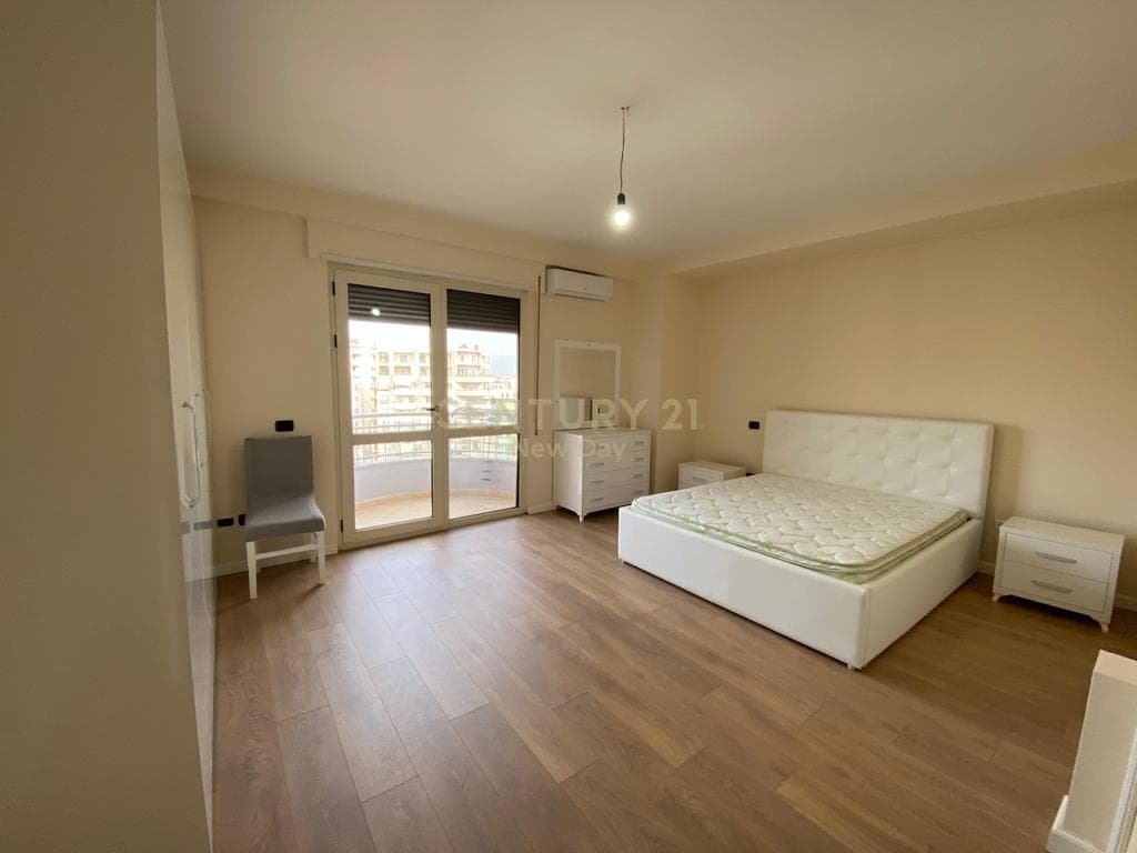 Jepet me qira apartament 2+1+2T ne qender te Durresit! 2