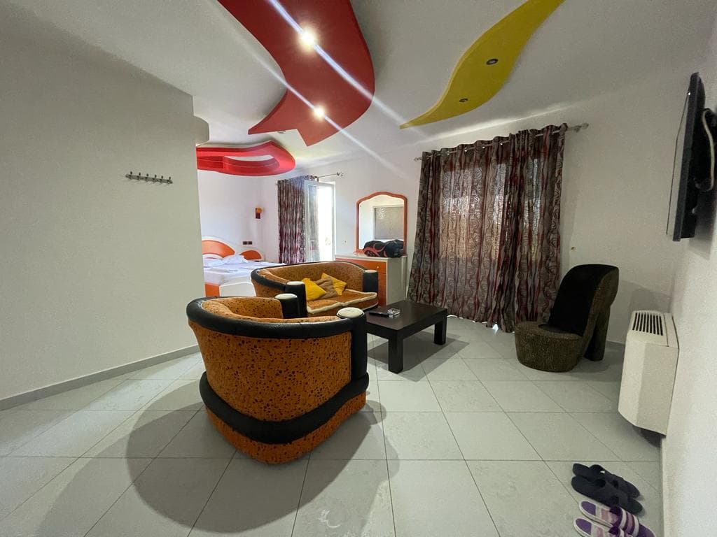 SHITET MOTEL NE AFERSI TE TIRANES, VAQARR! 4