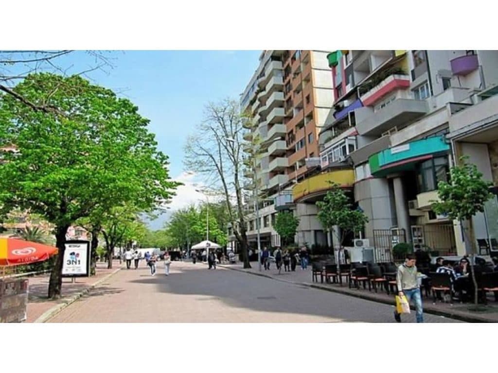 Jepet me qera ambient biznesi buze rruge ne Bllok ,Tirane