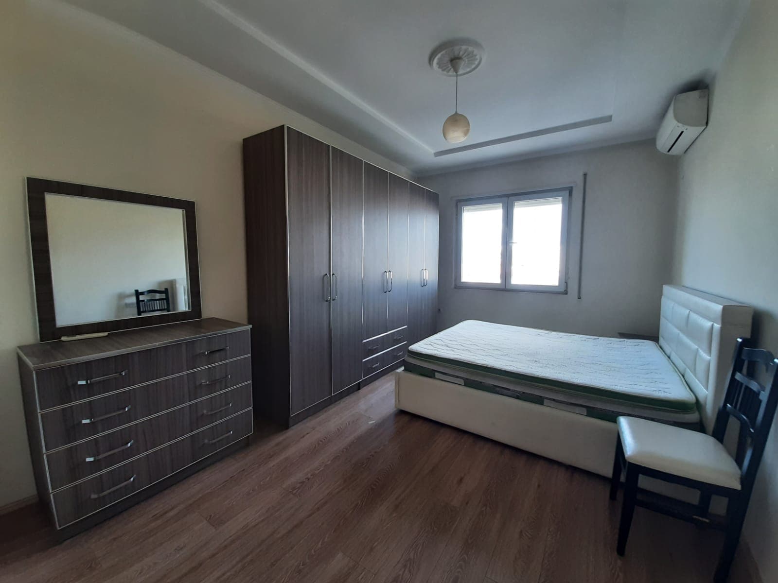 Jepet me qera apartament 2+1 .Adresa : Rruga e Kavajes