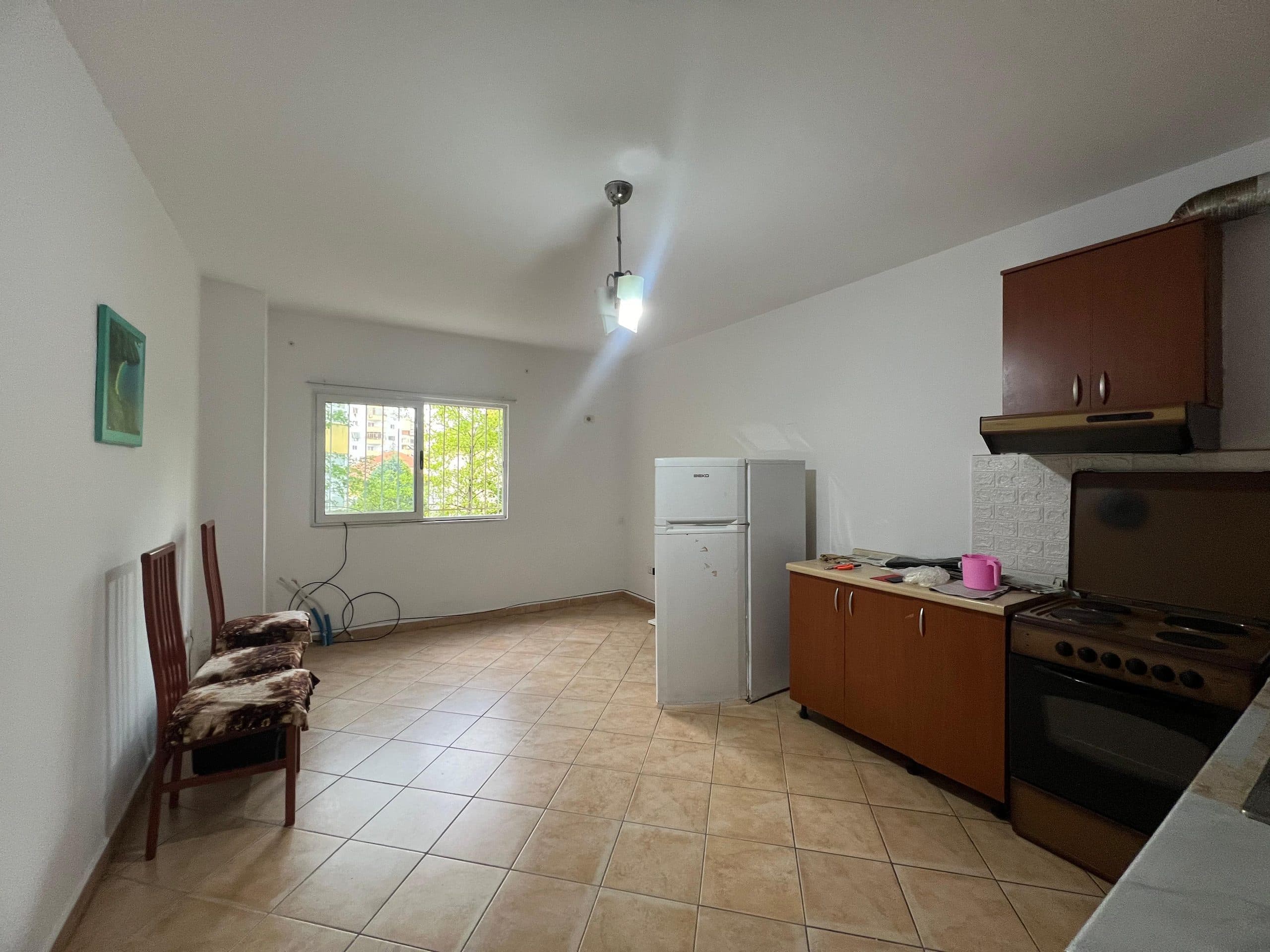 Shitet Apartament 1+1 Tek Komuna e Parisit!