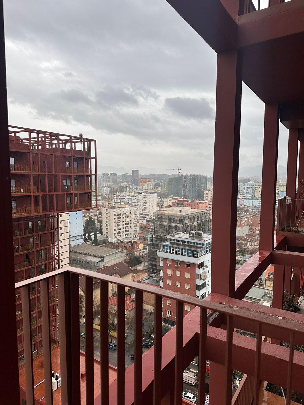 Tek Tirana Garden Building ofrohet Apartament 2+1 me Qira!