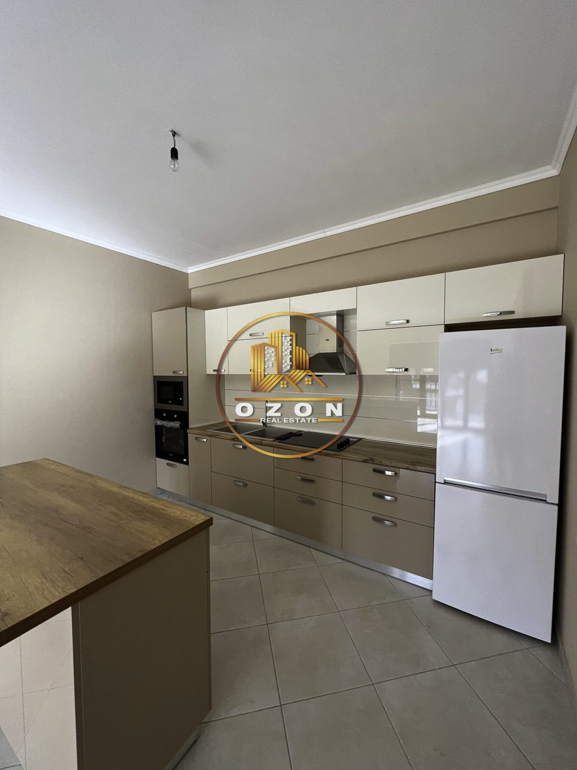 SHITET APARTAMENT 2+1+2 TEK GREEN CITY, UNAZA E RE !