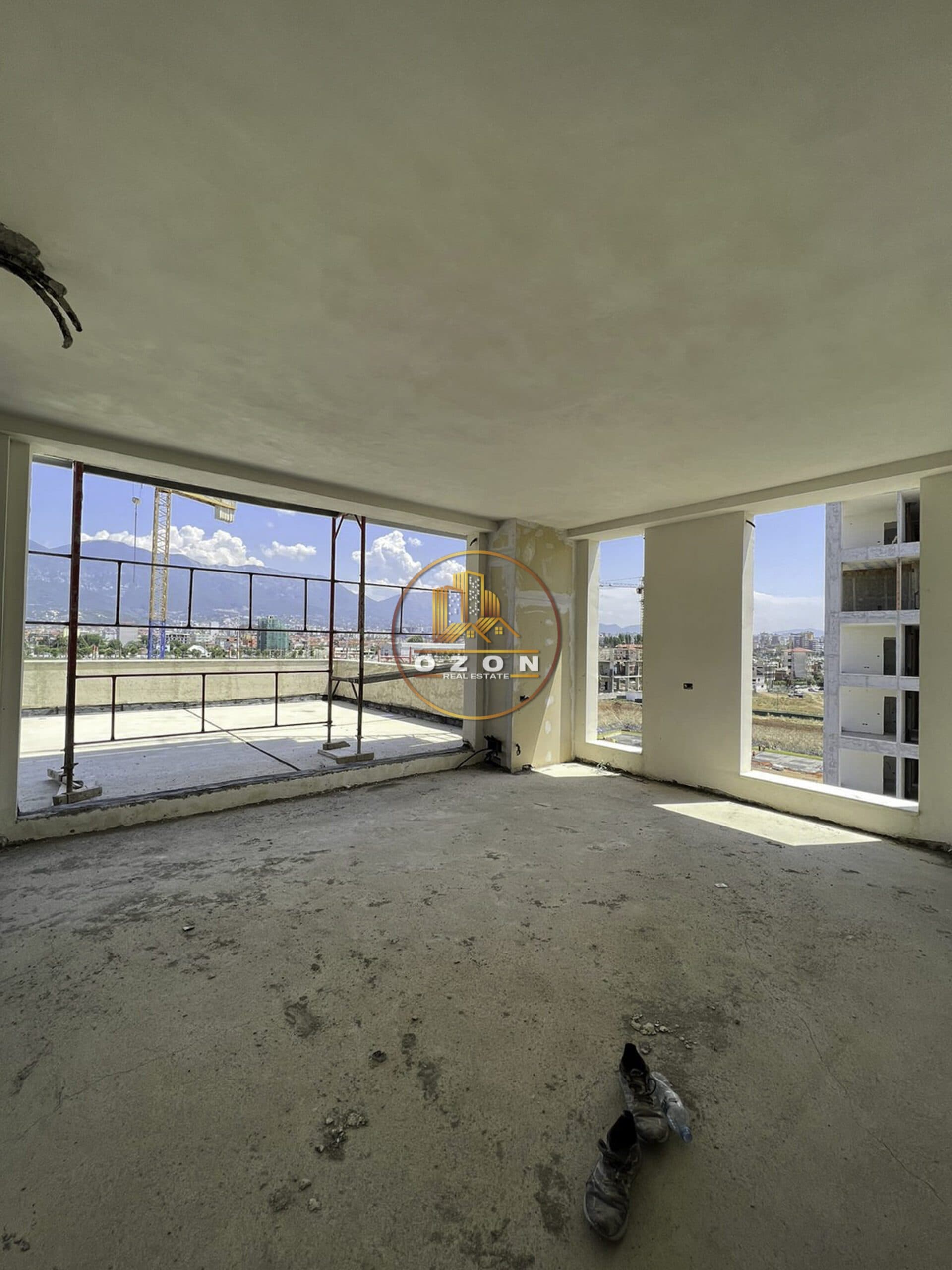 SHITET APARTAMENT 2+1 , KOMPLEKSI USLUGA TEK BULEVARDI I RI !
